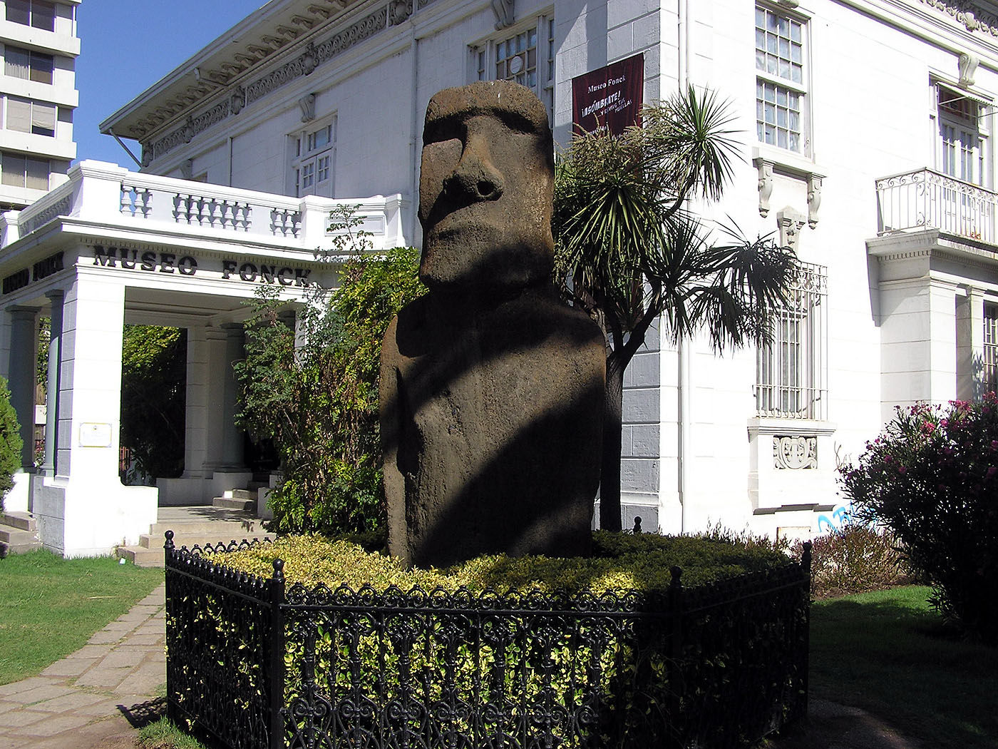 Easter Island moia, Museo de Arqueologico e Historia Francisco Fonch, Vina del Mar, Chile
